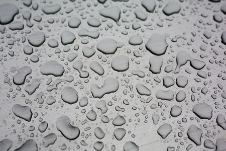 水滴在玻璃表面上照片