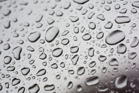 水滴在玻璃表面上照片