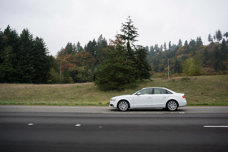 车在路上奔驰照片