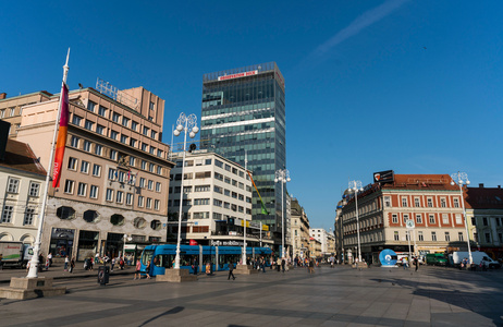 繁华城市白天图片