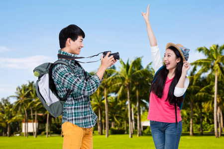 年轻人旅游照片