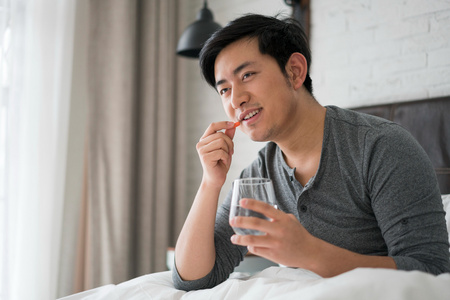 一个年轻男人的休闲生活照片