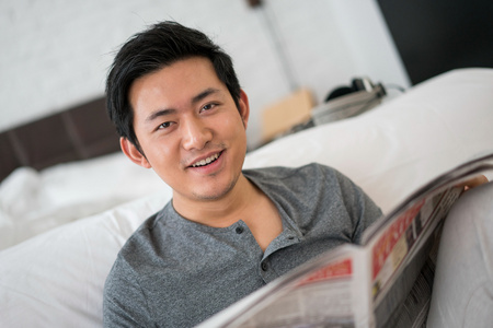 一个年轻男人的休闲生活照片