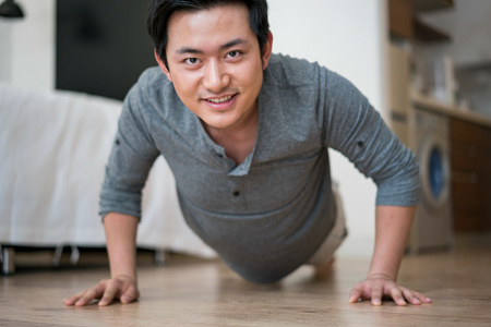 居家男性仰卧起坐图片