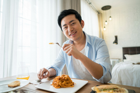 一个年轻男人的休闲生活照片