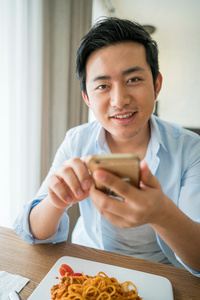 一个年轻男人的休闲生活照片