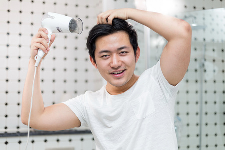 吹头发男人图片