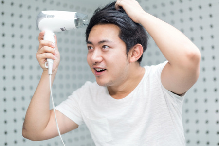 一个年轻男人的休闲生活照片