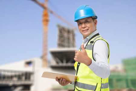 工程师侧面工地的建筑工程师照片