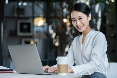 白领开心坐图片