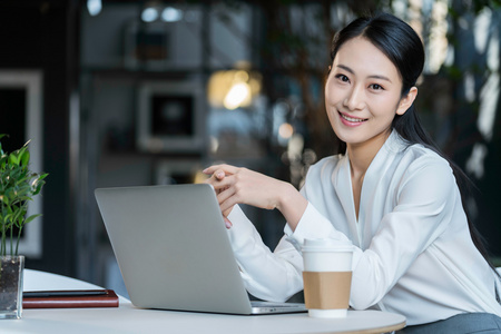 白领开心坐图片