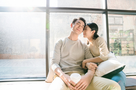 青年男女午后休闲时光照片