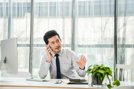 办公室绿植年轻商务男士办公照片