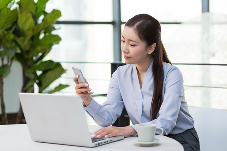 办公桌上上使用手机图片-办公桌上上使用手机素材-办公桌上上使用手机