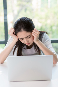 商务人士在会议室办公照片