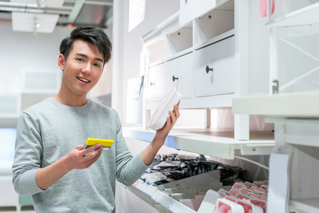 年轻男子挑选生活用品