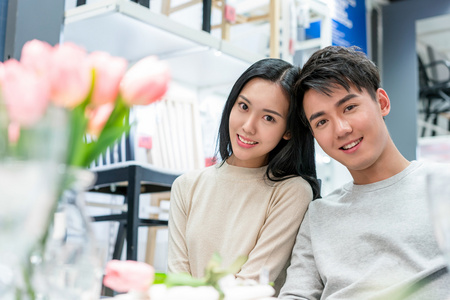 家居男女情侣生活图片