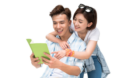 快乐的年轻情侣一起看书照片