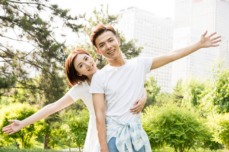 快乐的年轻情侣照片