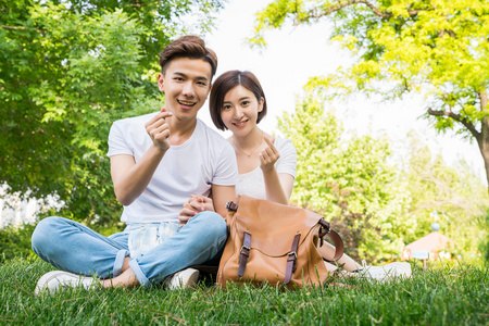 情侣心手势图片