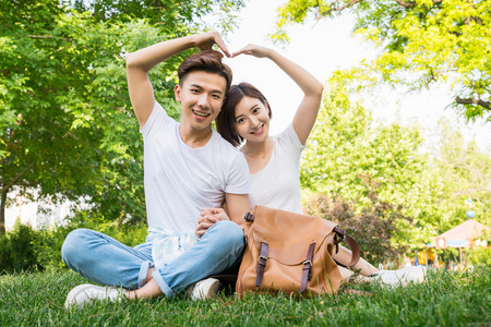 情侣心手势图片