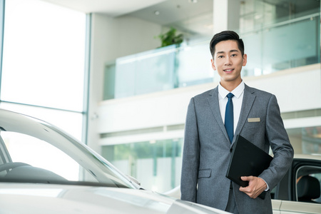 汽车4s店的年轻销售人员照片