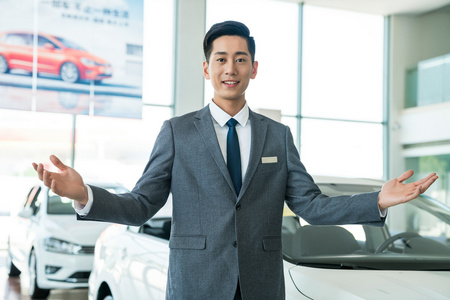 汽车4s店的年轻销售人员照片