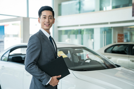 ds汽车报价汽车4s店的年轻销售人员照片
