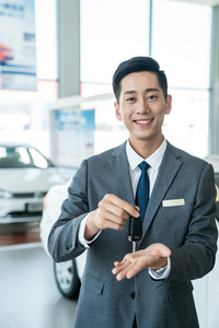 汽车4s店的年轻销售人员照片