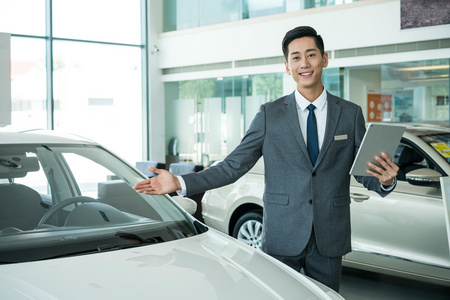 汽车4s店的年轻销售人员照片