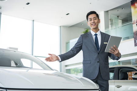 汽车4s店的年轻销售人员照片