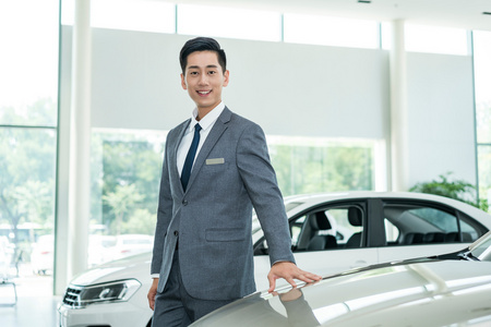 汽车4s店的年轻销售人员照片