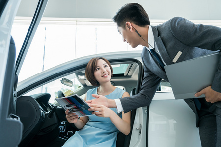 年轻人在4s店购车照片