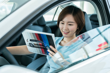 年轻人在4s店购车照片