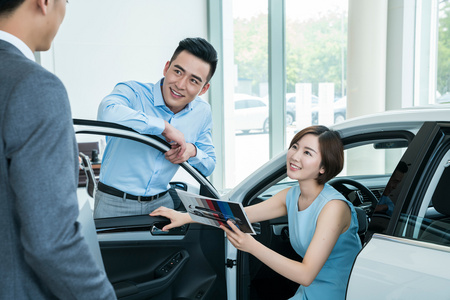 年轻人在4s店购车照片
