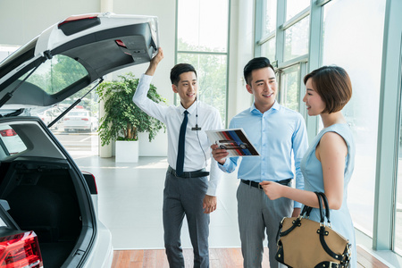 年轻人在4s店购车照片