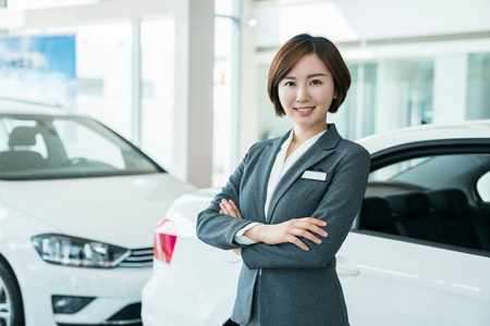 汽车4s店的年轻销售人员照片