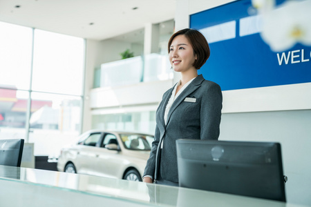 汽车4s店的年轻销售人员照片