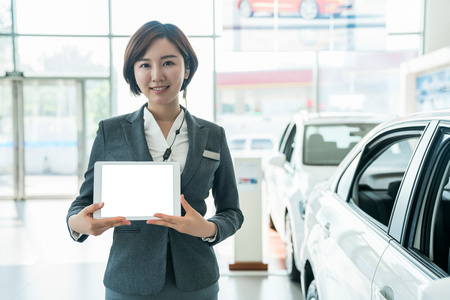 汽车4s店的年轻销售人员照片