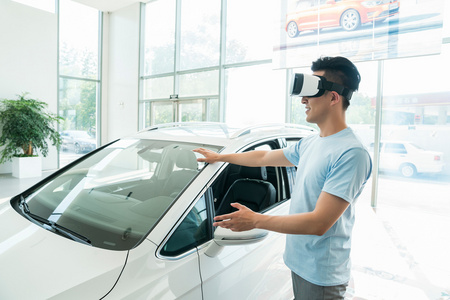 滴滴代驾4s店顾客模拟试驾体验照片