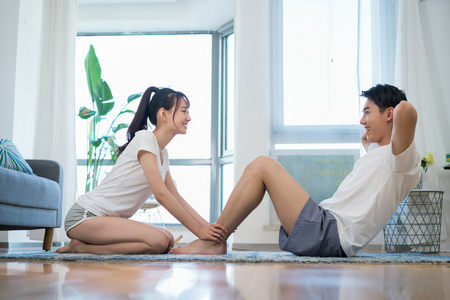 开心互动的两个人一对年轻情侣的休闲生活照片