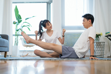 开心互动的两个人一对年轻情侣的休闲生活照片