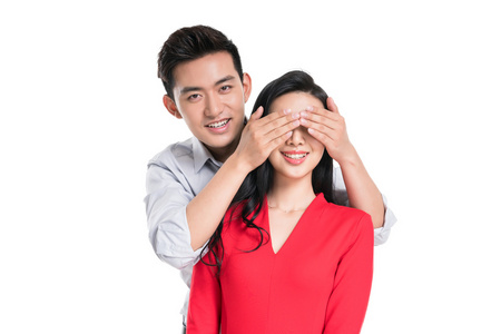 年轻情侣背后拥抱照片