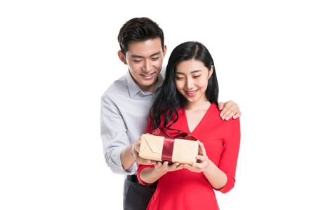 年轻情侣背后拥抱送礼物照片