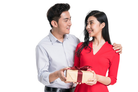 女神礼物年轻情侣背后拥抱送礼物照片