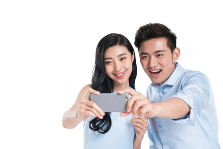 年轻情侣一起玩手机照片