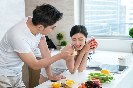 情侣做饭插画图片