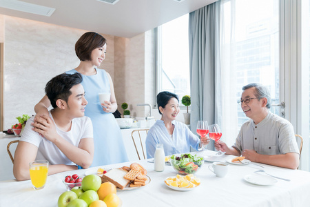 快乐的一家人在厨房吃早餐