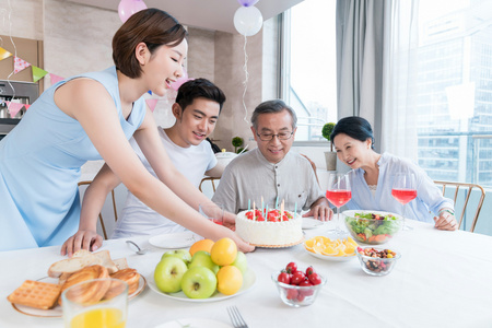 快乐的一家人在厨房聚会庆祝照片