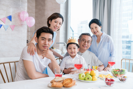 快乐的一家人在厨房聚会庆祝照片